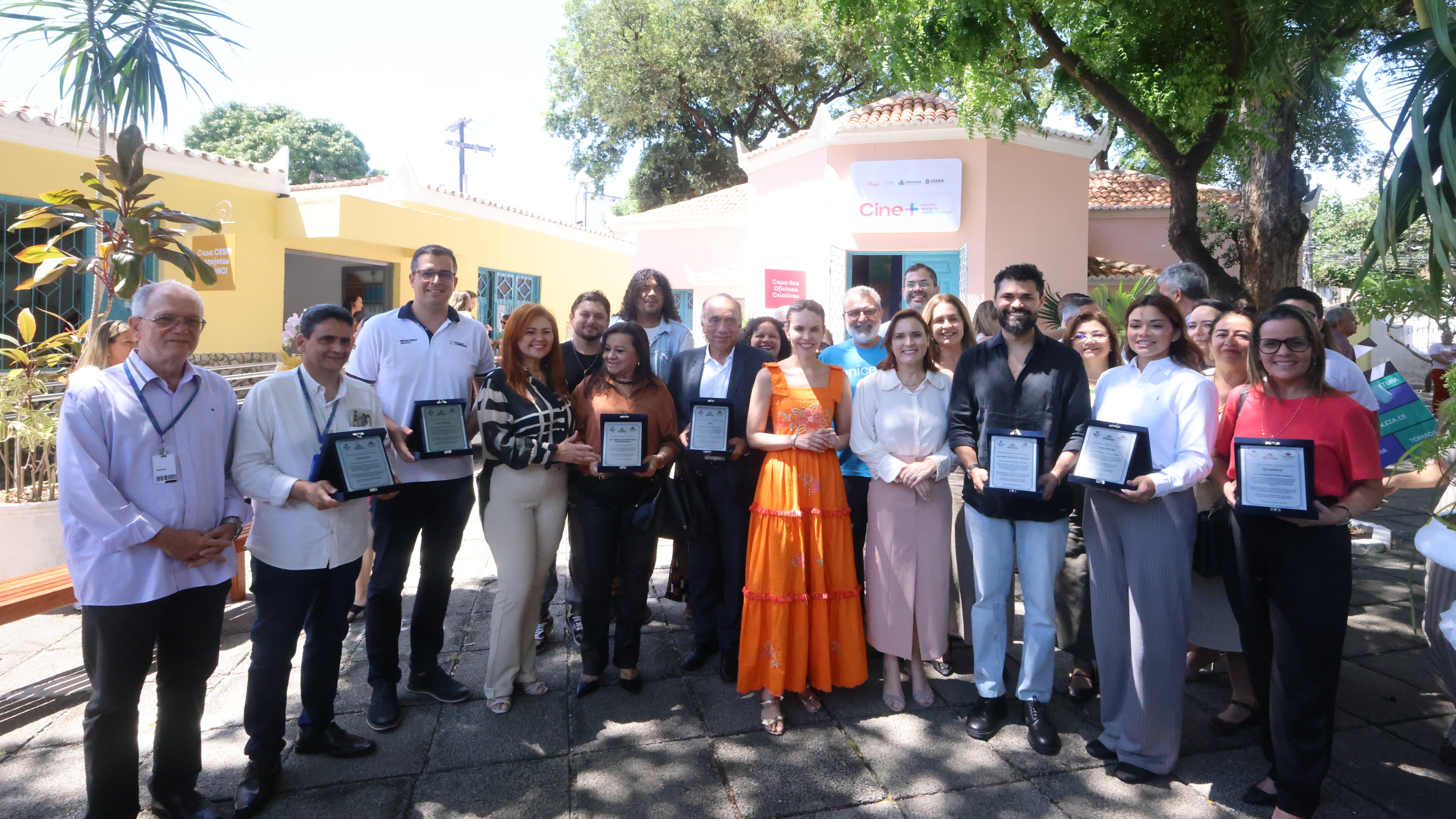 grupo de pessoas posa para a foto